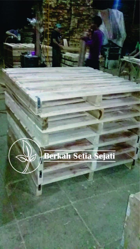 palet kayu menggunakan plat besi