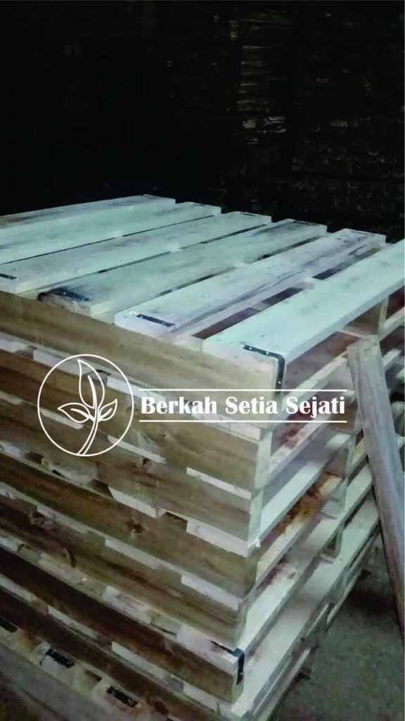 palet kayu dengan plat besi